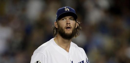 Clayton Kershaw durante el primer partido de la Serie Mundial de la Liga Mayor de Béisbol (MLB), en el Estadio Dodger de Los Ángeles.