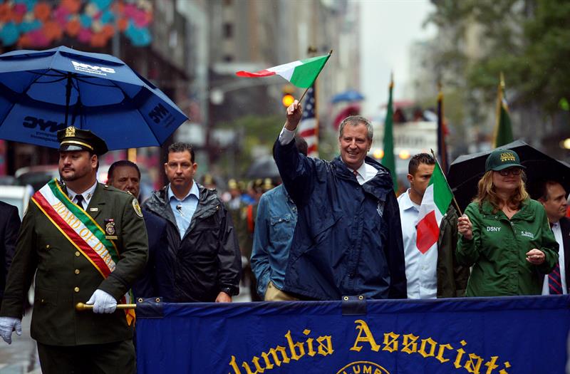 El alcalde de Nueva York Bill de Blasio (c) participa hoy, lunes 9 de octubre de 2017, durante el Desfile Anual del Columbus Day, en Nueva York, que conmemora el aniversario de la llegada de Crist&oacute;bal Col&oacute;n a Am&eacute;rica en 1492. 