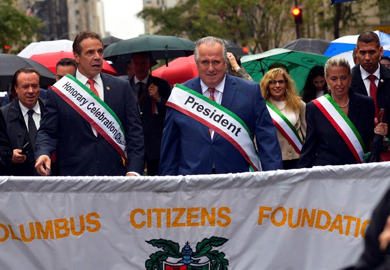El gobernador de Nueva York Andrew Cuomo (2i) y el presidente de la Columbus Citizens Foundation Angelo Vivolo (4d) participan hoy, lunes 9 de octubre de 2017, durante el Desfile Anual del Columbus Day, en Nueva York 