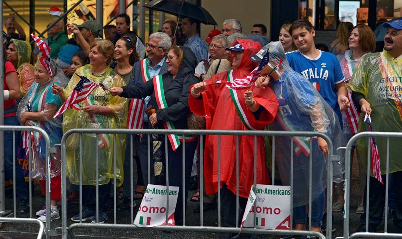 Un grupo de personas ven pasar una marcha por al Quinta Avenida, durante el Desfile Anual del Columbus Day, en Nueva York 