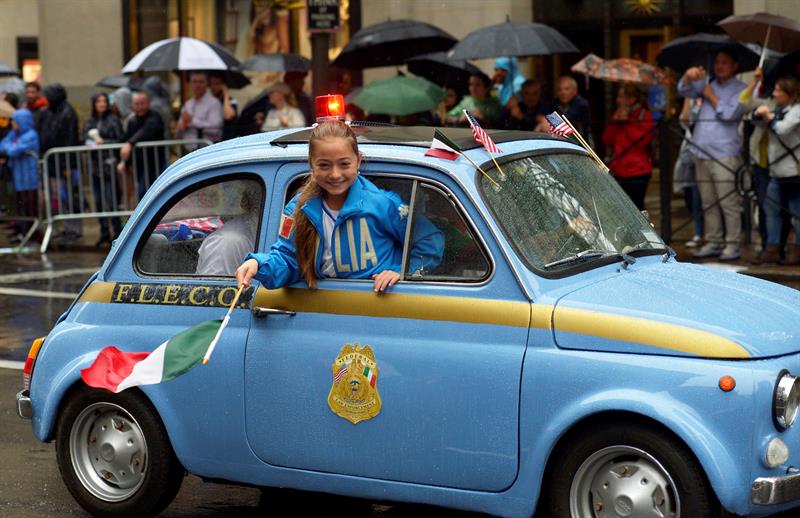 Una joven a bordo de un Fiat 500 participa en una marcha por al Quinta Avenida, durante el Desfile Anual del Columbus Day, en Nueva York