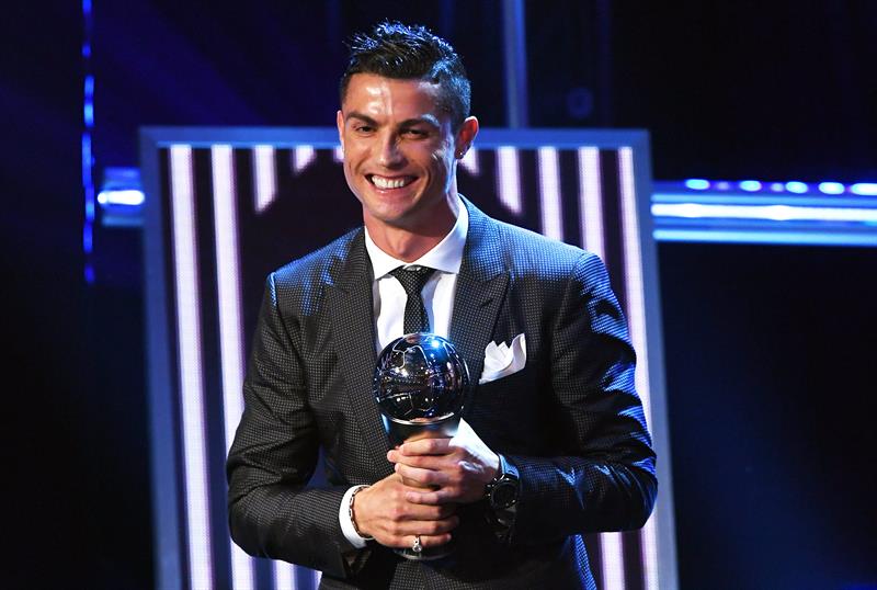 El delantero del Real Madrid Cristiano Ronaldo sonríe luego de recibir hoy, lunes 23 de octubre de 2017, por segundo año consecutivo, el premio 'The Best' de la FIFA que designa al mejor jugador del mundo durante la última temporada, en Londres (Reino Unido).