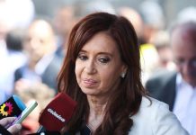 Cristina Fernández niega encubrimiento a Irán y acusa a Macri de persecución La expresidenta de Argentina Cristina Fernández (2007-2015) habla con la prensa hoy, jueves 26 de octubre de 2017, a su salida de los tribunales federales de Buenos Aires (Argentina), donde fue citada a declarar como investigada en un caso por el supuesto encubrimiento de los iraníes acusados de atentar contra la mutua AMIA de Buenos Aires en 1994, abierto por una denuncia que presentó en 2015 el fiscal Alberto Nisman días antes de ser hallado muerto.