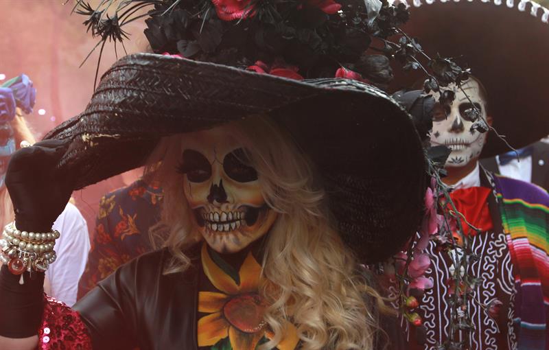 Personas participan durante el desfile de Catrinas