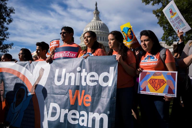 Manifestantes gritan consignas y sujetan pancartas durante una rueda de prensa de la senadora democr&aacute;tica por Massachusetts, Elizabeth Warren (no en la imagen), en una protesta con defensores del programa Acci&oacute;n Diferida (DACA)