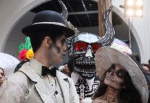 México honrará a víctimas del terremoto en las fiestas de Día de Muertos Personas vestidos de Catrinas participan en la presentación del programa cultural de Días de Muertos, en Ciudad de México