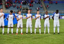 Jugadores de Estados Unidos escuchan su himno nacional antes de un partido de clasificación para el Mundial de Rusia 2018