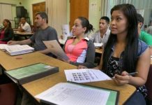 Los docentes hispanos enfrentan crecientes tensiones emocionales y mentales