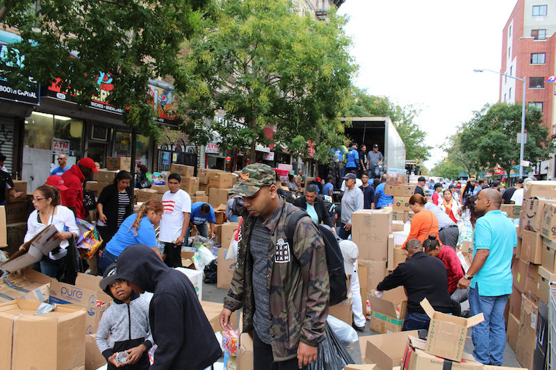 Cientos de residentes de Cuidad de Nueva York salieron a donar productos tales como bater&iacute;as, linternas, pa&ntilde;ales, toallitas para beb&eacute;s, cajas de agua; que ser&aacute;n transportados para ayudar a las v&iacute;ctimas de Puerto Rico y Ciudad de M&eacute;xico.
