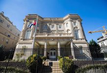 Estados Unidos ordenó hoy la salida de 15 funcionarios de la embajada cubana en Washington.