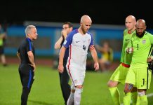 Michael Bradley (c) EE.UU., sale de la cancha tras el juego ante Trinidad y Tobago, durante un partido de clasificación para el Mundial de Rusia 2018 hoy, martes 10 de octubre de 2017, en el Estadio Ato Boldon de Couva (Trinidad y Tobago).