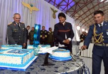 Fotografía cedida por la Agencia Boliviana de Información hoy, jueves 26 de octubre de 2017, de militares en el Grupo Aéreo Presidencial de la Fuerza Aérea Boliviana (FAB) felicitando al presidente de Bolivia, Evo Morales (c), en La Paz (Bolivia).