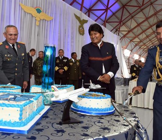 Evo Morales cumple 58 años de vida con la mira puesta en la reelección Fotografía cedida por la Agencia Boliviana de Información hoy, jueves 26 de octubre de 2017, de militares en el Grupo Aéreo Presidencial de la Fuerza Aérea Boliviana (FAB) felicitando al presidente de Bolivia, Evo Morales (c), en La Paz (Bolivia).