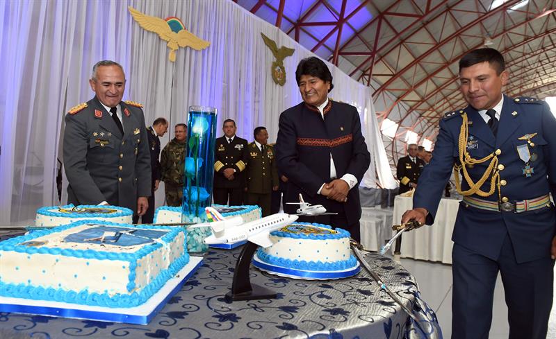 Fotografía cedida por la Agencia Boliviana de Información hoy, jueves 26 de octubre de 2017, de militares en el Grupo Aéreo Presidencial de la Fuerza Aérea Boliviana (FAB) felicitando al presidente de Bolivia, Evo Morales (c), en La Paz (Bolivia).