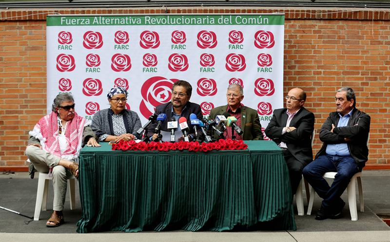 Los miembros del partido Fuerza Alternativa Revolucionaria del Com&uacute;n (FARC) Iv&aacute;n M&aacute;rquez (c-i), Victoria Sandino (2-i), Jes&uacute;s Santrich (i), Ricardo Tellez (c-d), Jairo Estrada (2-d) y Mauricio Jaramillo (d), participan durante una rueda de prensa luego de inscribir su partido ante el Consejo Nacional Electoral