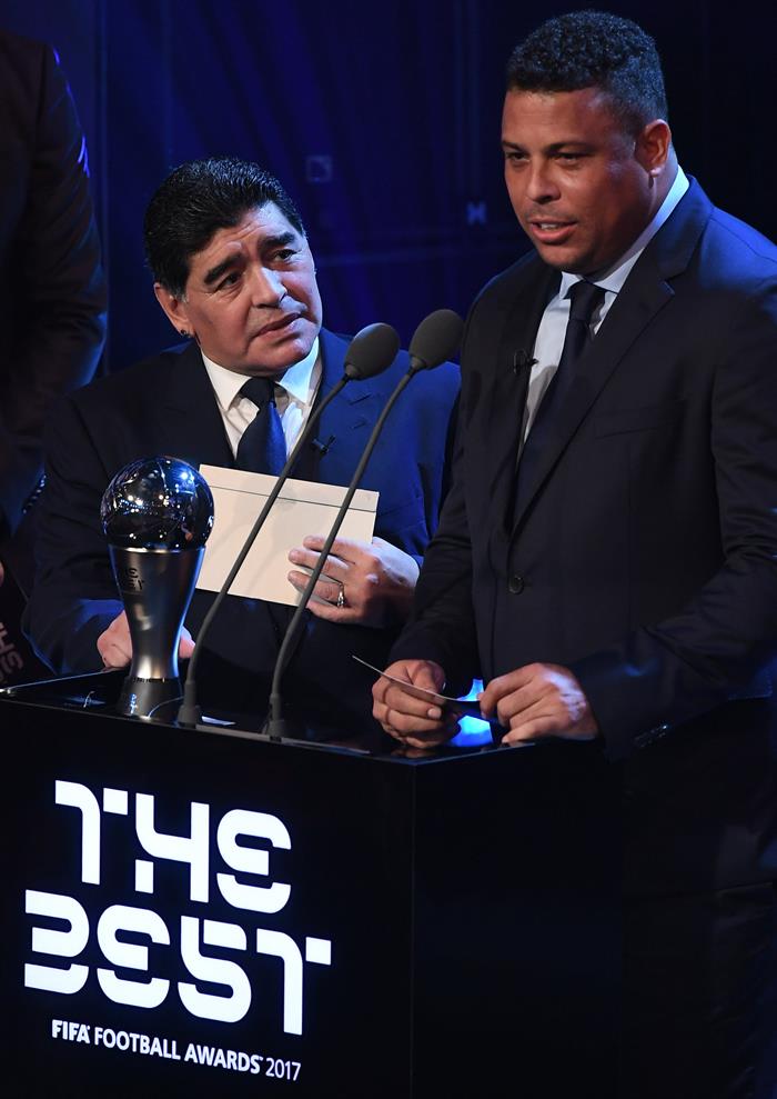 Los exfutbolistas, el argentino Diego Maradona (i), y el brasileño Ronaldo (d), anuncian el ganador del premio 'The Best' de la FIFA que designa al mejor jugador del mundo durante la última temporada