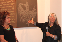 Ana De Orbegoso (Der.) realizando una introducción explicativa durante la inauguración de su exhibición Himnos-Anthms en el Consulado General de Perú en Nueva York, junto a una de sus obras la Hon. Cónsul General, Embj. Maria Teresa Merino de Hart, diplomática de carrera.