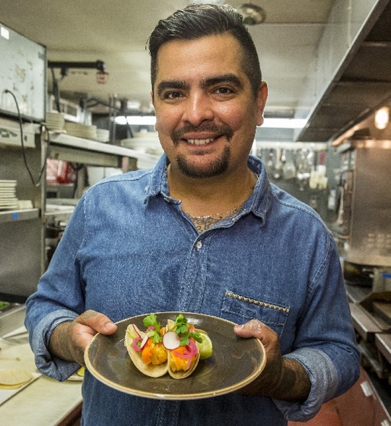 La comida no puede faltar en los festejos de la hispanidad y el famoso chef medico-americano Aar&oacute;n S&aacute;nchez, ser&aacute; el anfitri&oacute;n de un evento que congregar&aacute; a los chefs latinos m&aacute;s populares en una noche de tequila y tacos.