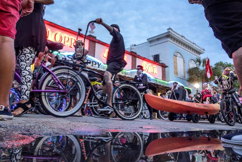 Cayo Hueso no se ha dejado amedrentar por el devastador efecto del paso del hurac&aacute;n Irma en septiembre pasado y se ha lanzado a las calles para su gran cita anual, el colorido "Fantasy Fest".