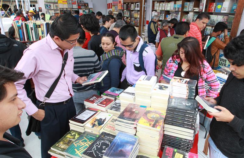 Personas observan libros durante la inauguración de la XVII Feria Internacional del Libro.