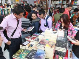 Feria Internacional del Libro inició ayer en México Personas observan libros durante la inauguración de la XVII Feria Internacional del Libro.