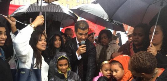 l Concejal de NYC Ydanis Rodriguez, el Congresista Adriano Espaillat, la Senadora Estatal Marisol Alcantara, la Asambleísta Carmen De La Rosa, y la Defensora del Pueblo Letitia James honra la memoria de las 265 víctimas del accidente del vuelo 587 de American Airlines.