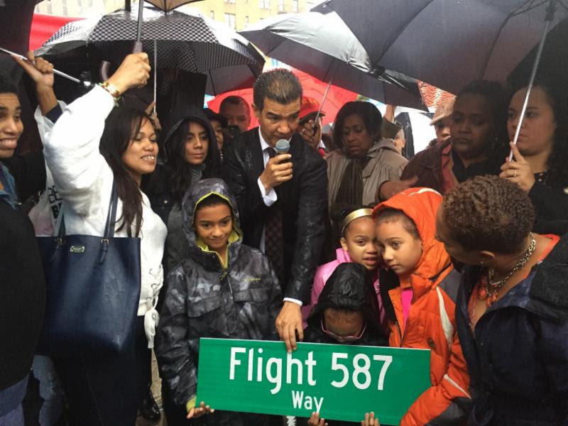 l Concejal de NYC Ydanis Rodriguez, el Congresista Adriano Espaillat, la Senadora Estatal Marisol Alcantara, la Asamble&iacute;sta Carmen De La Rosa, y la Defensora del Pueblo Letitia James honra la memoria de las 265 v&iacute;ctimas del accidente del vuelo 587 de American Airlines.