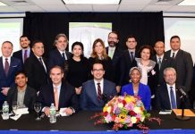 El presidente del CLACNY, Carlos Castillo, al extremo derecho, junto a los panelistas que expusieron sobre el significado de ser americano desde la perspectiva latina y cónsules miembros de esa Coalición.
