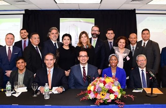 Cónsules de países hispanos en Nueva York celebran encuentro El presidente del CLACNY, Carlos Castillo, al extremo derecho, junto a los panelistas que expusieron sobre el significado de ser americano desde la perspectiva latina y cónsules miembros de esa Coalición.