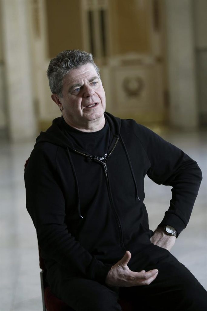 El m&uacute;sico y productor argentino Gustavo Santaolalla durante una entrevista en Madrid. 