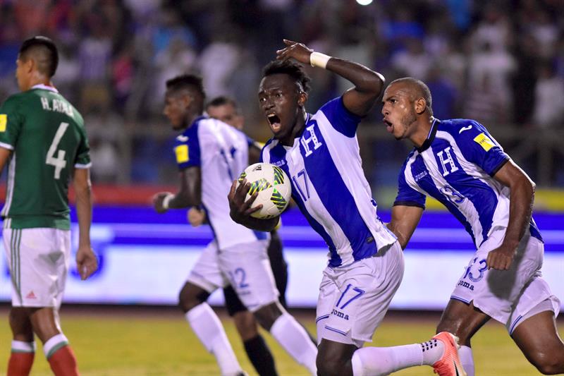 El jugador Alberth Elis (c) de Honduras celebra un gol hoy, martes 10 de octubre de 2017, durante el partido de las eliminatorias para el Mundial de Rusia 2018, entre las selecciones de Honduras y M&eacute;xico, en el Estadio Ol&iacute;mpico de san Pedro Sula (Honduras).