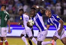 El jugador Alberth Elis (c) de Honduras celebra un gol hoy, martes 10 de octubre de 2017, durante el partido de las eliminatorias para el Mundial de Rusia 2018, entre las selecciones de Honduras y México, en el Estadio Olímpico de san Pedro Sula (Honduras).