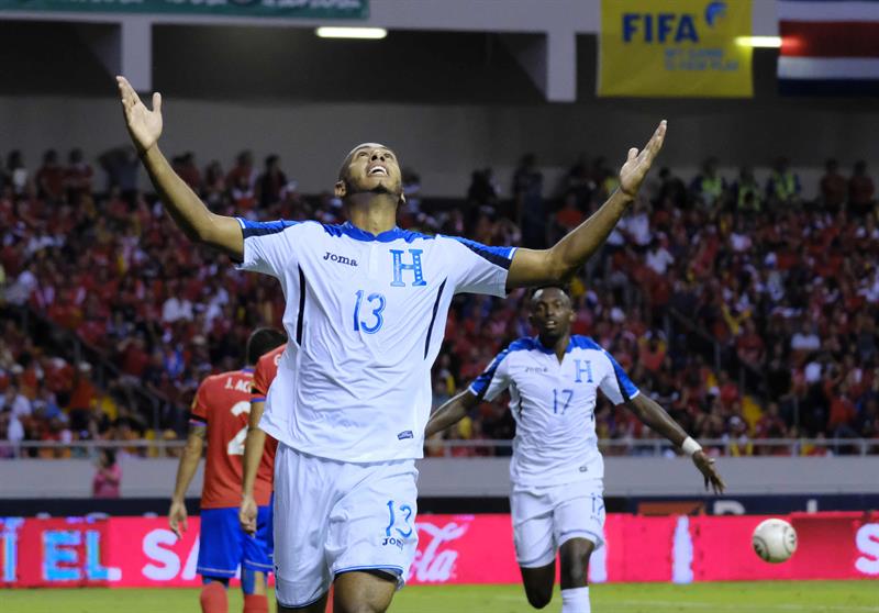 El jugador Eddie Hernández de Honduras celebra la anotación de un gol el pasado sábado 7 de octubre de 2017, durante un partido por la clasificación al Mundial de Rusia 2018, que se disputa en San José (Costa Rica).
