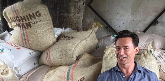 Hugh Jackman visita el sur de Colombia para promover el consumo del café. (foto twitter @RealHughJackman)