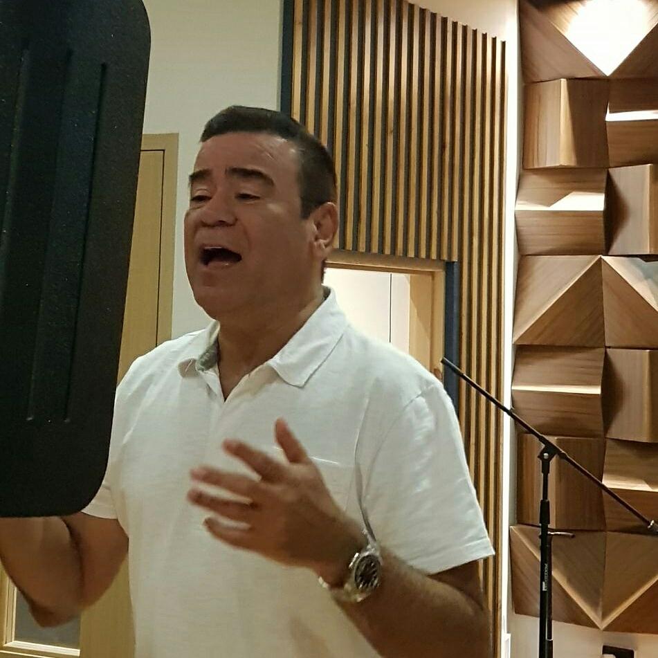 Iván Villazón denunció haber sido asaltado en el norte de Colombia cuando viajaba junto a su agrupación en un autobús. (foto twitter @ivanvillazon)