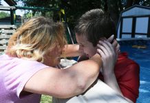 Debbie Cordone abraza a su hijo James. La madre dijo que su el joven se ha beneficiado muchísimo de la terapia conductual intensiva en el Kennedy Krieger Institute de Baltimore (Nancy J. Parisi para KHN)