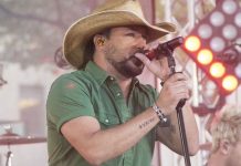 El cantante Jason Aldean actuaba en el escenario del festival Route 91 Harvest de Las Vegas cuando se produjo el tiroteo. (foto twitter @Jason_Aldean)