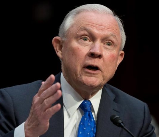 Sessions se opone a entregar ciudadanía a "soñadores" El fiscal general estadounidense, Jeff Sessions, comparece durante una sesión del comité judicial del Senado en el Capitolio de Washington D.C