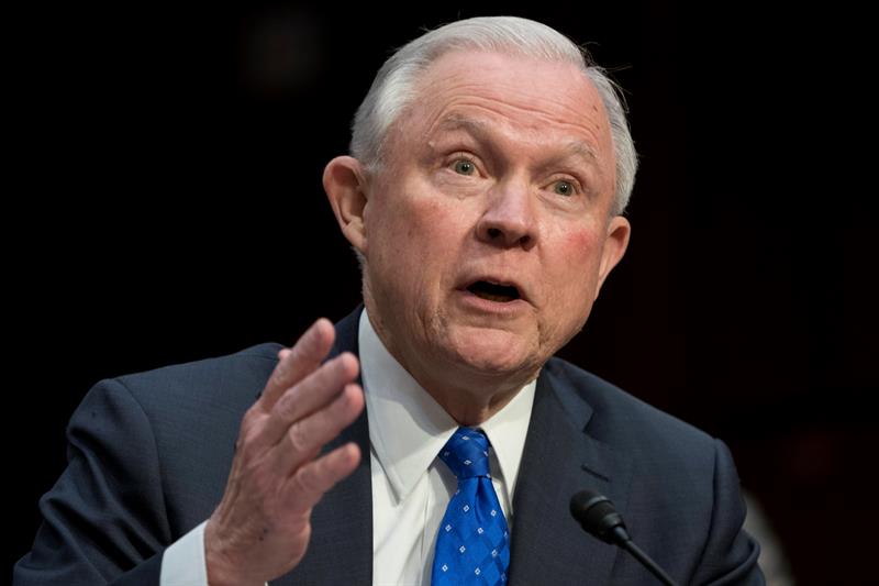 El fiscal general estadounidense, Jeff Sessions, comparece durante una sesi&oacute;n del comit&eacute; judicial del Senado en el Capitolio de Washington D.C