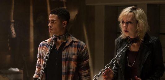 Fotograma donde aparece el actor Mandela Van Peebles como Mitch y la actriz Brittany Allen como Carly, durante una escena de la película "Jigsaw".