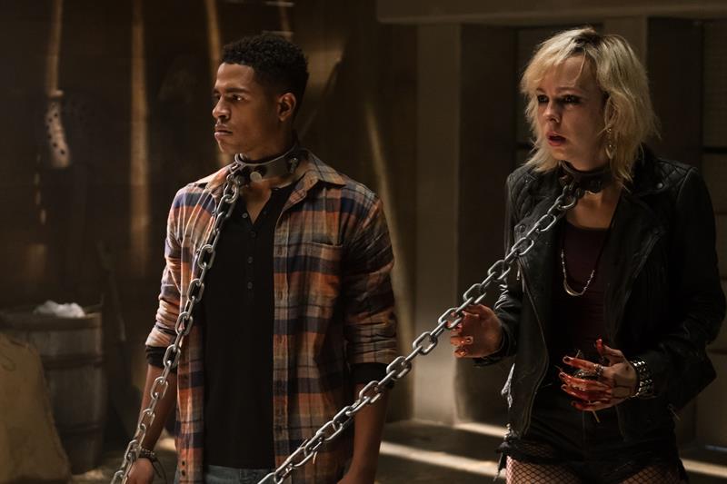 Fotograma donde aparece el actor Mandela Van Peebles como Mitch y la actriz Brittany Allen como Carly, durante una escena de la pel&iacute;cula "Jigsaw".