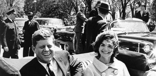 Fotografía cedida por la biblioteca presidencial John F. Kennedy del 3 de mayo de 1961 muestra al presidente de los Estados Unidos John F. Kennedy (i) y a la primera dama Jacqueline Kennedy (d) después de las ceremonias de llegada de H. E. Habib Bourguiba, presidente de Túnez, en la Casa Blair, Washington, DC (EE.UU.).