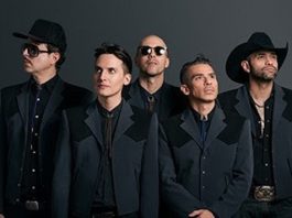 La participación de Kinky se realizó el sábado 28 de octubre y en ella, además de sus éxitos, tocando su propia versión de Un Mundo Raro, canción que inmortalizó Pedro infante.