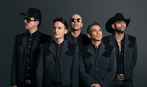 La participaci&oacute;n de Kinky se realiz&oacute; el s&aacute;bado 28 de octubre y en ella, adem&aacute;s de sus &eacute;xitos, tocando su propia versi&oacute;n de Un Mundo Raro, canci&oacute;n que inmortaliz&oacute; Pedro infante. 