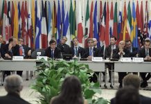 El subsecretario del Tesoro de Estados Unidos, David Malpass; el presidente del Banco Interamericano de Desarrollo (BID), Luis Alberto Moreno; el ministro de Finanzas de Argentina, Luis Andrés Caputo; el subdirector del Fondo Monetario Internacional (FMI), Mitsuhiro Furusawa, y el vicepresidente del Banco Mundial (BM), Jorge Familiar, participan de una reunión de alto nivel para discutir opciones de políticas en materia de inclusión financiera e integración comercial regional.