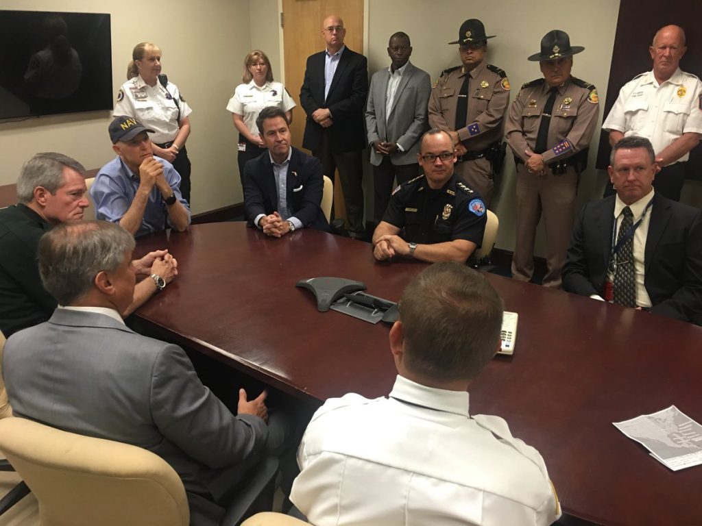Rick Scott, declar&oacute; hoy junto a las dem&aacute;s autoridades locales el estado de emergencia en 29 de los 67 condados del estado ante la posible llegada de la tormenta tropical Nate. (foto twitter @FLGovScott)