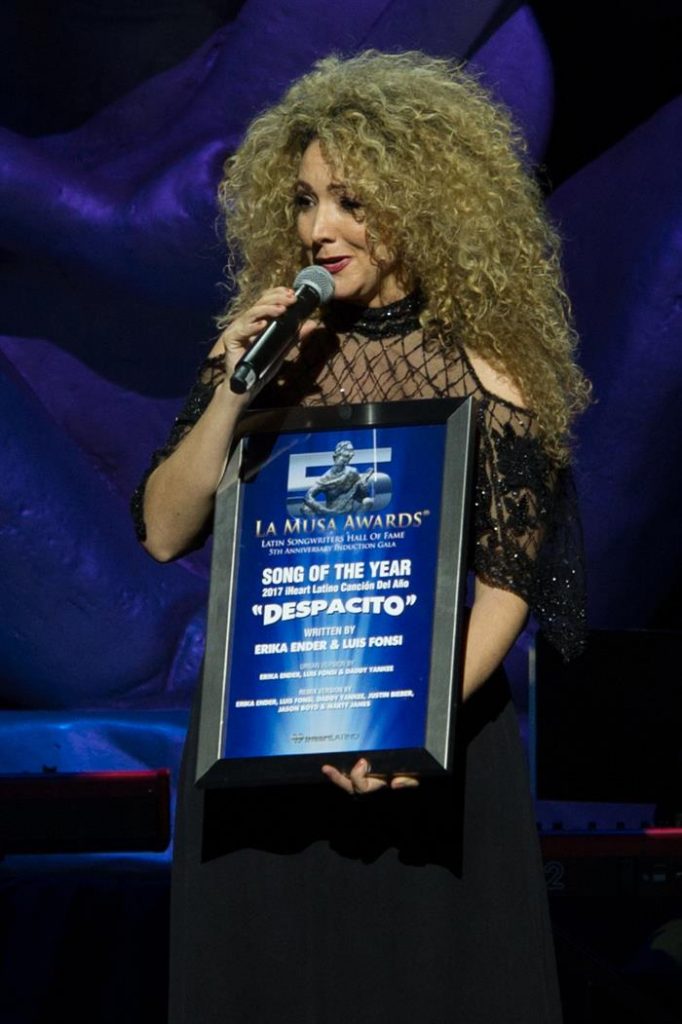 La cantante paname&ntilde;a Erika Ender anuncia el premio a Canci&oacute;n del A&ntilde;o
