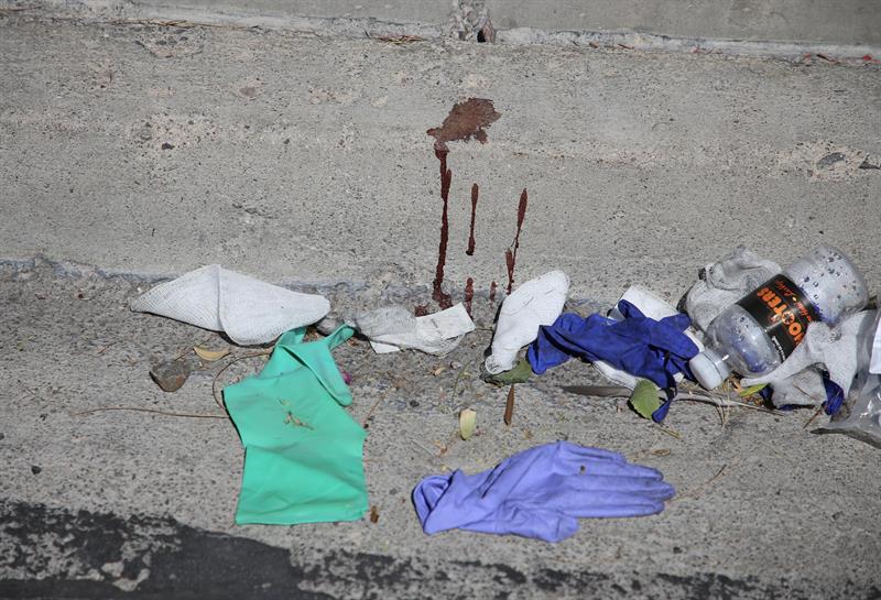 Vista de un rastro de sangre y elementos de primeros auxilios hoy, lunes 2 de octubre de 2017, cerca al lugar donde ocurri&oacute; un tiroteo mientras se llevaba a cabo un festival de m&uacute;sica country, en Las Vegas, 