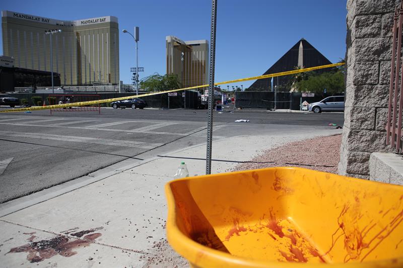 Vista de una carretilla cubierta de sangre hoy, lunes 2 de octubre de 2017, cerca al lugar donde ocurri&oacute; un tiroteo mientras se llevaba a cabo un festival de m&uacute;sica country, en Las Vegas, 