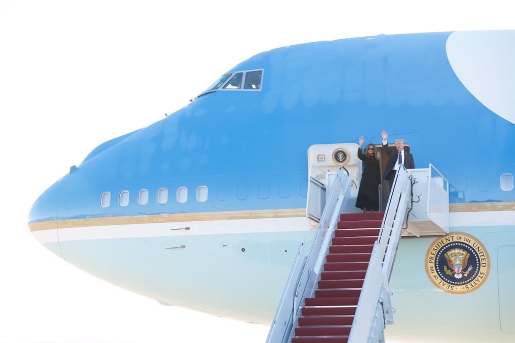 Donald Trump, y la primera dama, Melania, aterrizaron hoy en el aeropuerto internacional McCarran, de Las Vegas. (foto twitter @Scavino45)